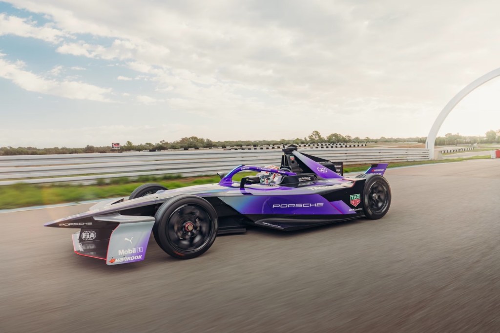 formula-e-cato-networks-pitlane