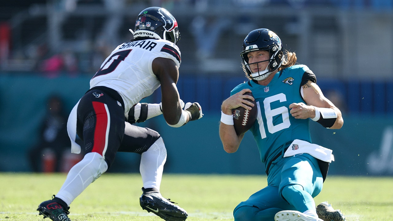 jaguars-azeez-al-shaair-hit-trevor-lawrence