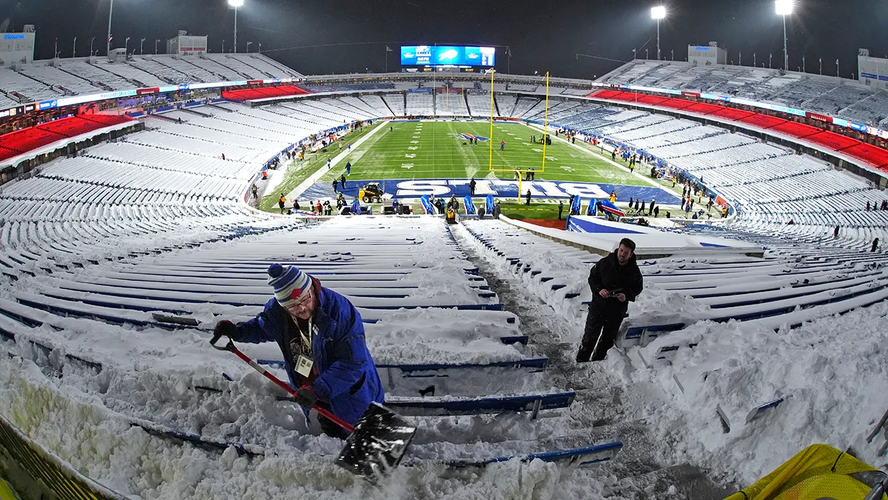 nfl-fans-clear-snow-bills-stadium