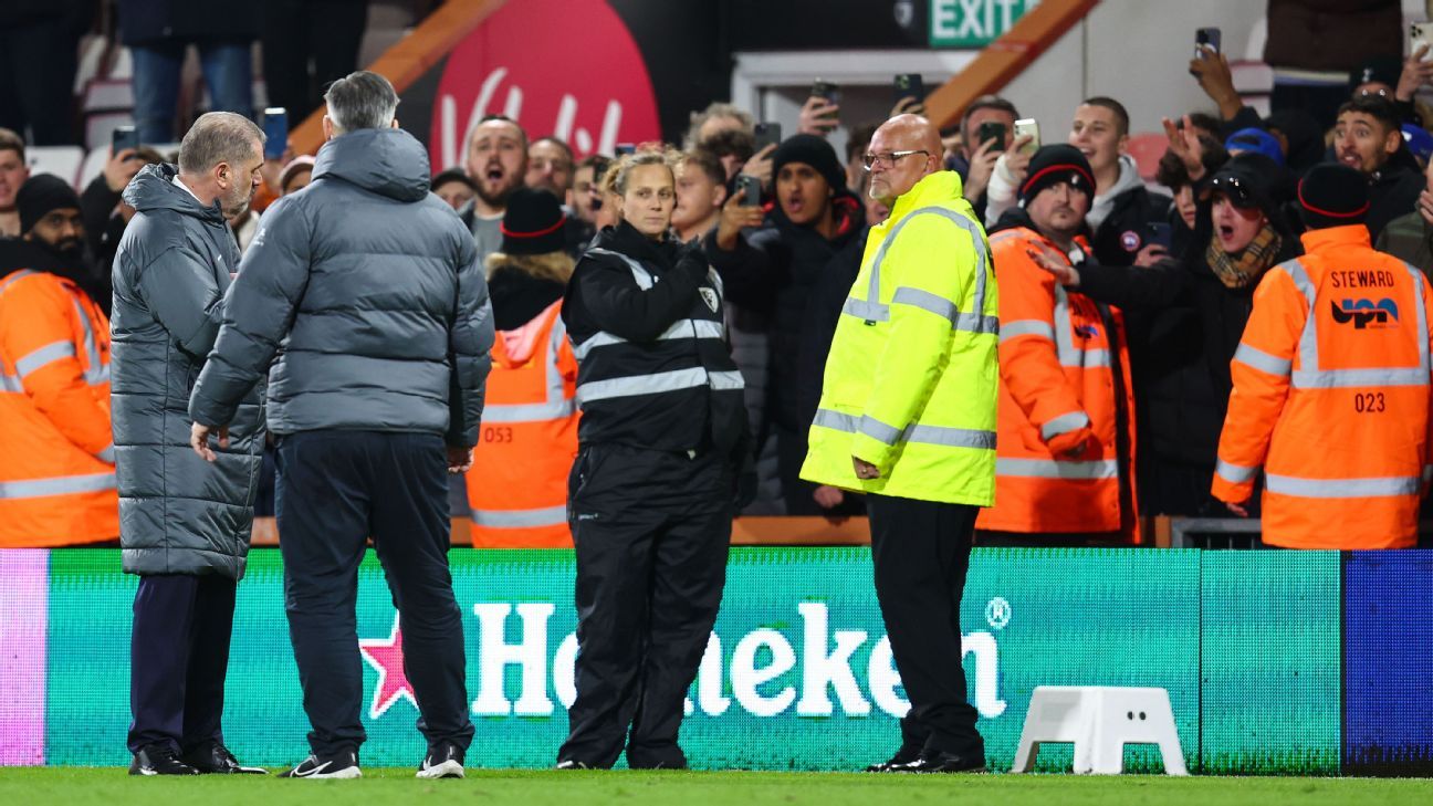 tottenham-postecoglou-fans-confrontation