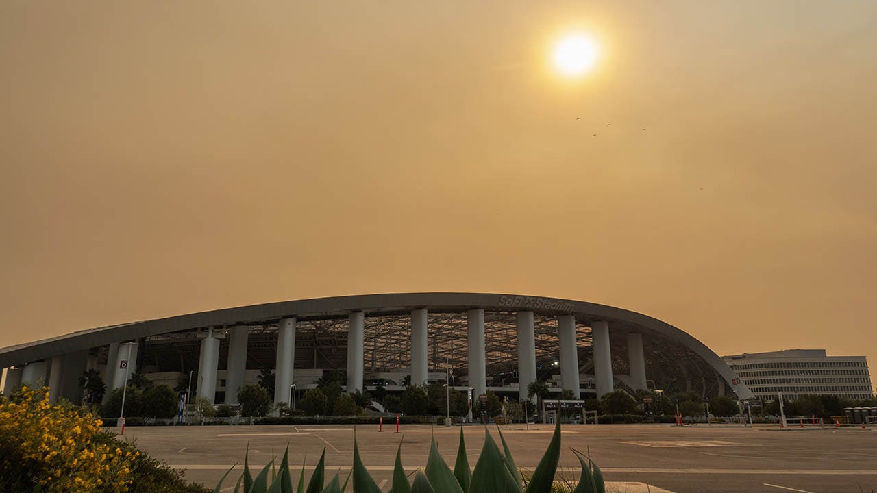 evacuation-cardinals-rams-wildfires
