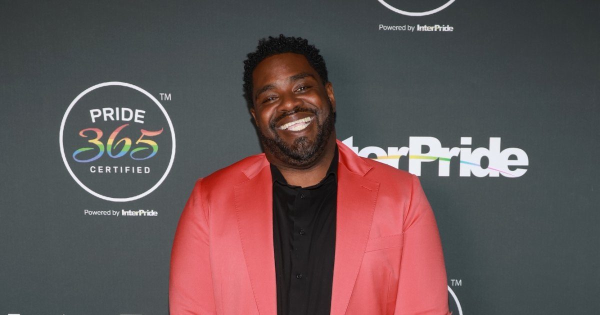 ron-funches-travis-kelce-golden-retriever-football