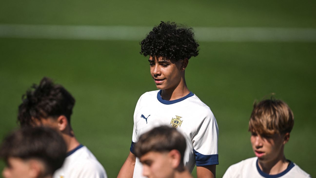 cristiano-ronaldo-u15s-draw-greece