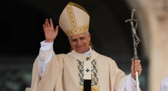 A Historic Gesture: Pope Leo XIV’s Autographed Jersey for White Sox Hero