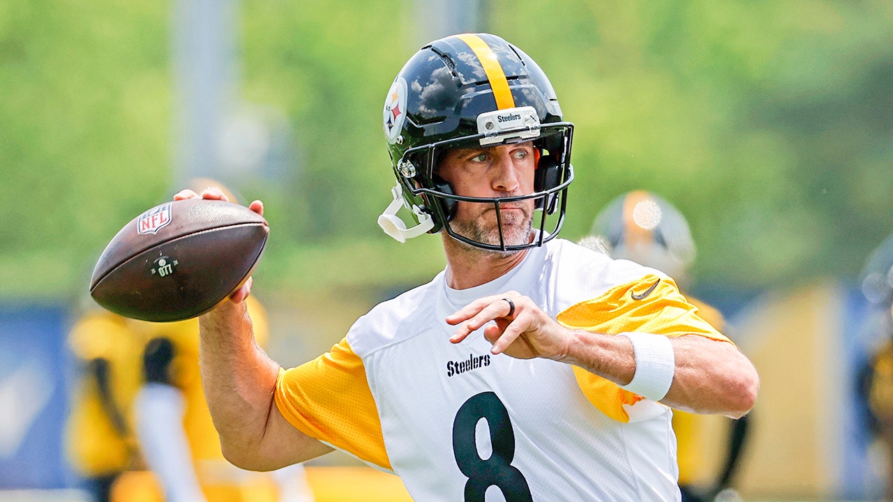 nfl-helmets-aaron-rodgers-spaceship